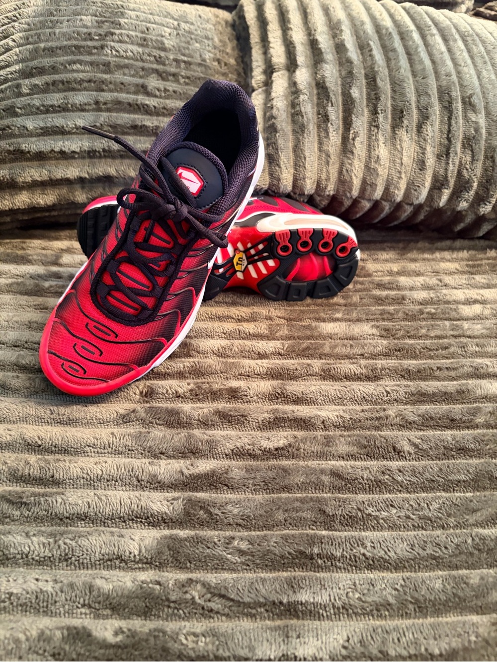 Nike Air Max Plus. Red and Black Low-Top Sneakers Size 7.5 - Picture 2 of 7